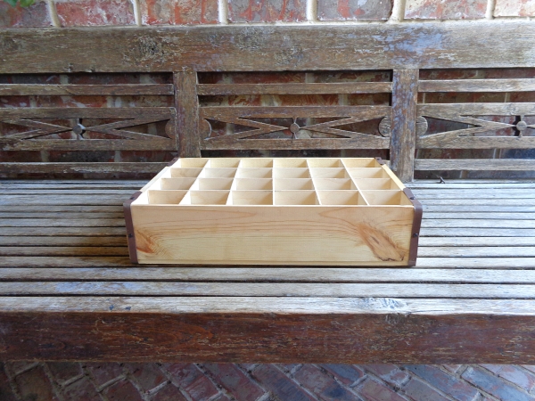 Wood crate 24 bottle with metal trim main